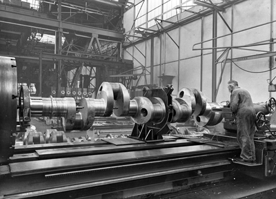 856808 Afbeelding van de fabricage van een krukas op een draaibank bij Werkspoor N.V. te Amsterdam / Zuilen.